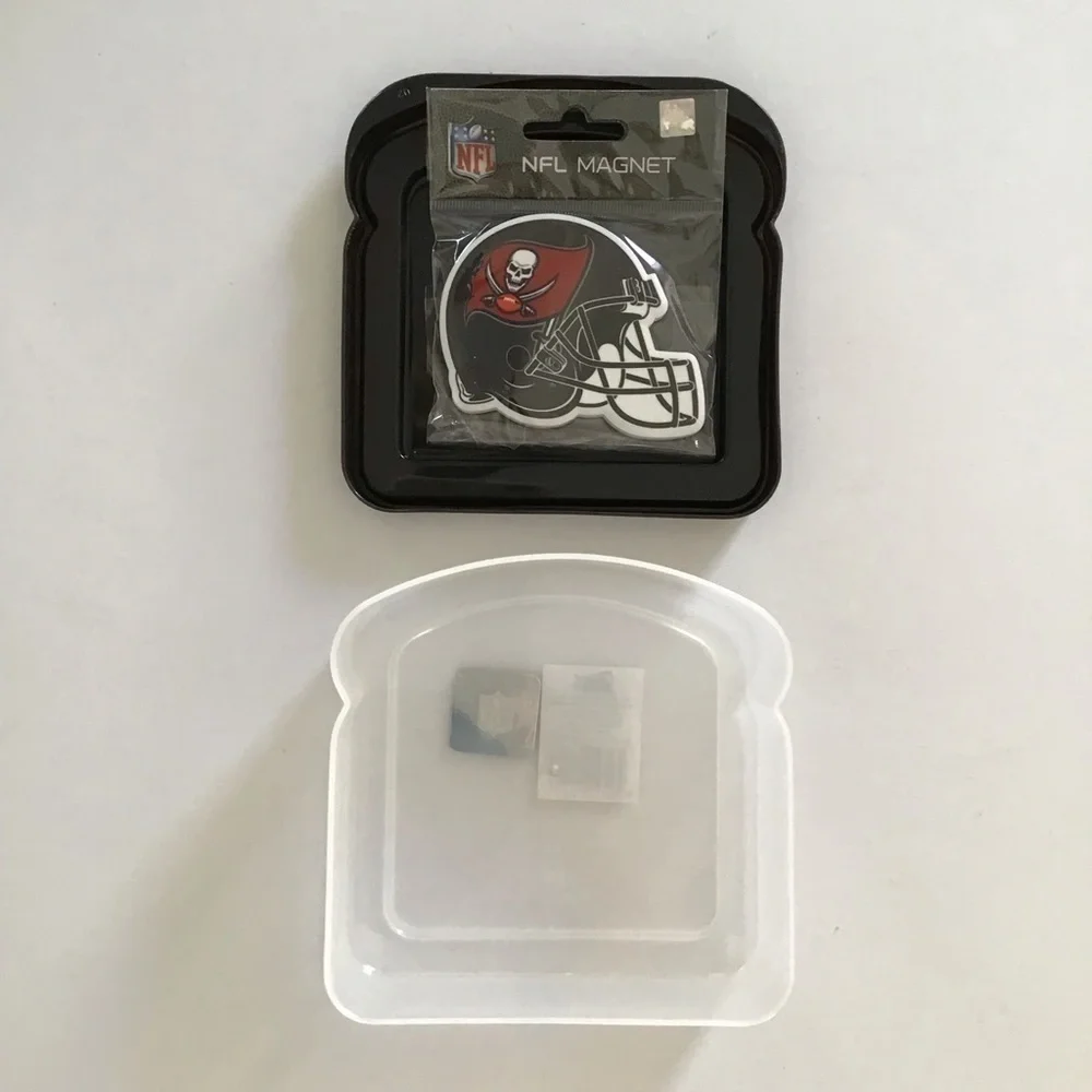 Tampa Bay Bucs Buccaneers NFL Football Helmet Magnet & Sandwich Keeper NEW